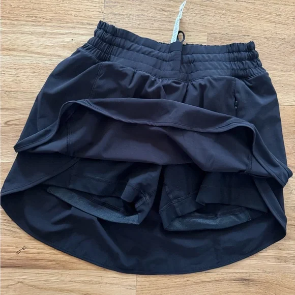 lululemon athletica Black Women's Skirt built in shorts sz 4 inner tag intact - Picture 3 of 5